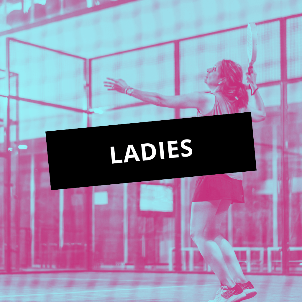 Une joueuse de padel en action sur le court, énergie et convivialité à Grenoble